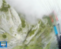 Speedflying in Muntii Carpati. Un neozeelandez a facut slalom cu iscusinta printre stanci - VIDEO