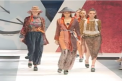 S-ar putea ca anul viitor sa se poarte tot ce este inspirat din Orient, o spun cei care au vizitat cele mai mari targuri de moda din Marea Britanie: bluzele seamana mult cu iile romanesti - VIDEO