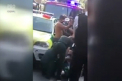 Doi tineri din Londra au ajuns la spital dupa ce au fost stropiti pe fata cu o substanta toxica - VIDEO