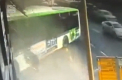 Un autobuz de pasageri a intrat in plin in sediul unei sectii de politie din Tel Aviv. Imaginile surprinse de o camera supraveghere - VIDEO