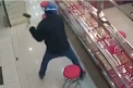 S-au facut de ras incercand sa dea o spargere. Ce au patit cativa hoti din Malaezia care s-au pornit sa fure bijuterii dintr-un magazin. Imaginile surprinse de camerele de supraveghere - VIDEO