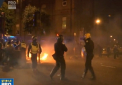 Violente pe strazile din Londra: protestatarii au vandalizat magazine, au incendiat pubele, iar apoi i-au atacat pe politisti, dupa ce saptamana trecuta un tanar de culoare a murit - VIDEO