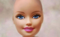O femeie din SUA este atat de obsedata de papusile Barbie, incat a fost hipnotizata sa fie la fel ca ele