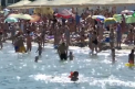 Canicula pune stapanire si pe Europa: temperaturile au urcat pana la 40 de grade asa ca unii oameni au invadat plajele, iar altii nu au iesit din case: "Caldura este insuportabila" - VIDEO
