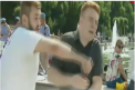Un jurnalist rus, lovit cu pumnul in fata de un barbat beat, in timpul unei transmisiuni in direct de ziua parasutistilor - VIDEO