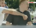 Barbatul care a lovit cu pumnul in fata un jurnalist rus in timpul transmisiunii in direct si-a cerut scuze, insa s-a ales cu dosar penal: "Nu am vrut sa se intample asta" - VIDEO