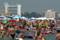 12 judete din Romania sunt sub cod rosu de canicula. Al patrulea val de arsita din aceasta vara vine in tara vecina cu temperaturi de peste 42 de grade - VIDEO