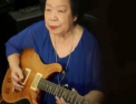O bunica din Singapore a devenit vedeta la 81 de ani:  a iesit pe scena cu chitara in maini, interpretand melodii rock - VIDEO