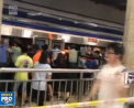 Gest demn de lauda, la Beijing. Zeci de oameni s-au mobilizat pentru a salva un barbat, ramas blocat intre peron si un vagon de metrou - VIDEO