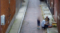 Mama filmata injectandu-si heroina langa fiul de 4 ani. Cum i-a distras atentia