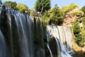 Pe timp de canicula, intr-un oras din Bosnia Hertegovina a fost organizata o competitie langa o cascada: s-au intrecut la sarituri in apa - VIDEO