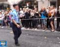 Un politist din Suedia a fost filmat in timp ce danseaza pe renumitul hit Despacito. S-a intamplat in timpul unei parade gay - VIDEO