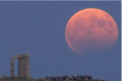 Pentru ca luna s-a dat aseara in spectacol, mii de oameni din diferite tari au privit spre cer. La Bucuresti, curiosii au dat navala la Observatorul Astronomic pentru a vedea fenomenul - VIDEO