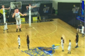 Se dueleaza cu "gigantii". Stephen Curry, vedeta din NBA de la Golden State Warriors s-a dat in spectacol si a reusit sa inscrie de la mijlocul terenului - VIDEO