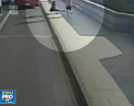 Imagini revoltatoare surprinse in Londra. Un barbat a fost filmat in timp ce impinge cu brutalitate o femeie in fata unui autobuz - VIDEO