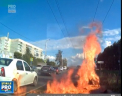 Un barbat din Rusia, la un pas de moarte dupa ce motocicleta pe care o conducea s-a lovit de o masina, iar apoi a luat foc - VIDEO