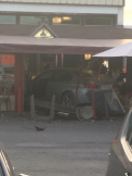 O masina a intrat intr-o pizzerie de langa Paris. O fetita de 8 ani a murit - FOTO