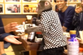 Un restaurant din Japonia a devenit foarte popular, si nu datorita meniului sofisticat, ci a personalului. Acolo clientii sunt serviti de catre o... maimuta - VIDEO