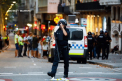 VIDEO tulburator cu un politist care tine un copil in brate, in Barcelona