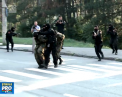 Cu focuri de arma, bubuituri si grenade a inceput ziua in cartierul Posta Veche. Trupele de carabinieri au facut un exercitiu de amploare, ceea ce i-a speriat insa pe oamenii care locuiesc in preajma - VIDEO