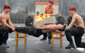 Abdomene de "beton". In Belarus, soldatii din trupele speciale si-au demonstrat forta de Ziua Armatei Sovietice
