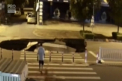 Un crater urias a aparut din senin pe o trecere de pietoni intr-un oras din sudul Chinei. Motociclistul nu a reusit sa franeze si a ajuns in groapa - VIDEO