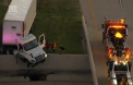 Un sofer de camion s-a trezit atarnat cu cabina la cinci metri deasupra solului, in Houston, pe o autostrada - VIDEO