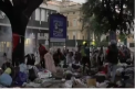 Evacuare cu scandal, la Roma. Politistii italieni au folosit tunuri cu apa si bastoane pentru a elibera o piata si o cladire, unde locuiau ilegal sute de imigranti - VIDEO