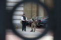 Atac cu cutitul in Londra, langa Palatul Buckingham. 2 politisti sunt raniti