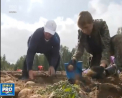 La strans cartofi. Alexandr Lukasenko, surprins cum lucreaza in gradina Resedintei de Stat - VIDEO