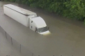 Imagini dramatice in Texas, dupa trecerea uraganului Harvey. Momentul in care un sofer care se afla intr-un camion inghitit de ape este salvat. Reactia unei jurnaliste - VIDEO