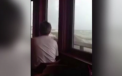 Surpriza la dejun. Clientii unui restaurant au fost surprinsi de un val care a spart ferestrele localului. VIDEO