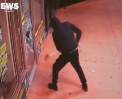 Hoti de cheesecake au aparut pe strazile din SUA. Doi barbati au spart geamul unui magazin, ca sa fure cateva prajituri - VIDEO