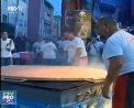 Cel mai mare burger din lume vine din Serbia. Mii de oameni au urmarit munca bucatarilor, astepand sa guste din deliciul gigant - VIDEO 
