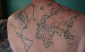 Un american si-a tatuat harta lumii pe spate si coloreaza fiecare tara pe care o viziteaza. FOTO