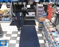 A fost nevoit sa se apere cu mainile goale, fiind atacat cu toporul de doi hoti. I s-a intamplat unui vanzator la un supermarket - VIDEO