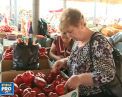 Socoteala de acasa nu se potriveste cu cea de la targ. Cand toti se asteptau sa scada, preturile la legume au luat-o in sus. Vanzatorii spun ca preturile sunt mari, pentru ca recoltarea este pe final - VIDEO