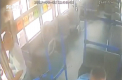 Clipe de cosmar pentru un sofer din Baku. A fost strans de gat de catre un pasager nemultumit ca autobuzul nu a oprit acolo unde a vrut - VIDEO