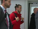 L-au vazut si... cam atat. Ajuns la Chisinau, Gareth Bale, atacantul de milioane al lui Real, si-a ignorat fanii moldoveni veniti la aeroport sa-l intampine - VIDEO