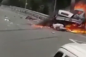 Un sofer din Ucraina se poate considera norocos dupa ce a scapat nevatamat dintr-un grav accident rutier: a reusit sa iasa singur din masina cuprinsa de flacari - VIDEO