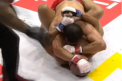 Clipe de cosmar pentru un fost luptator din UFC in Rusia. Muscat de piept de adversarul sau, sportivul a sarit imediat din cusca pentru a scapa - VIDEO