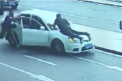 Un sofer din China, oprit de politisti pentru un control, a decis sa scape de pedeapsa. A accelerat si a luat un agent de politie pe capota masinii - VIDEO