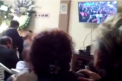 Imagini surprinzatoare au fost filmate in timpul unor funeralii in Peru. Cei prezenti, surprinsi cum se uitau la un meci de fotbal - VIDEO