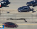 Retinere spectaculoasa pe o autostrada din SUA. Cum au reusit agentii americani sa retina un barbat suspectat de crima dupa ce l-au urmarit kilometri intregi - VIDEO