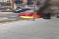 O masina cuprinsa de flacari a ingrozit trecatorii din Londra. Soferita a iesit la timp din vehicul, insa a uitat sa traga frana de mana, iar autoturismul a luat-o la vale - VIDEO
