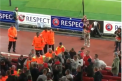 Haos la un meci din Europa League. Sute de fani ai echipei Koln, fara bilete, au patruns in tribunele stadionului Arsenal Londra si s-au luat la harta cu suporterii si politistii - VIDEO