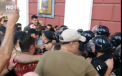 Incendiul izbucnit la o tabara din Odesa, soldat cu trei morti, a trezit nemultumiri in randul populatiei. Sute de oameni s-au adunat in fata primariei - VIDEO 