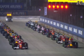 Pilotul german Sebastian Vettel a abandonat cursa de Formula 1 din Singapore, dupa un accident petrecut chiar la start. Rivalul sau, Lewis HAmilton, a castigat cursa - VIDEO