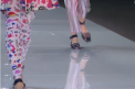 Saptamana modei a inceput la Londra, iar designerii italieni vin cu noutati. Armani a prezentat o colectie pentru escapadele de vara - VIDEO