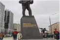 Rusii se mandresc atat de mult cu automatul Kalashnikov, ca i-au facut monument inventatorului AK-47 - VIDEO